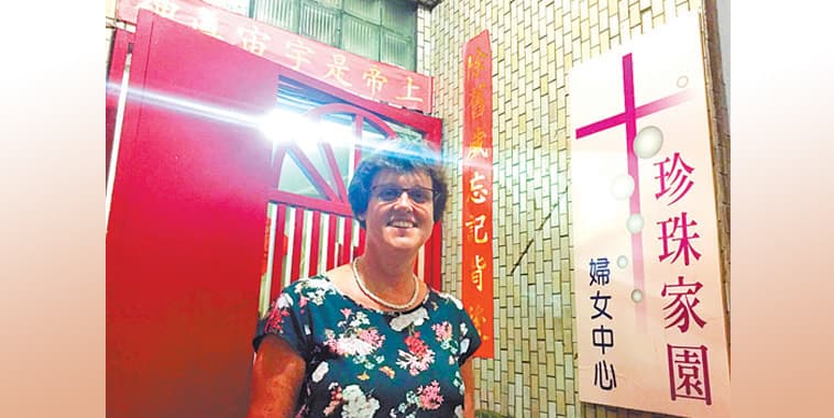 創辦人林迪真站在珍珠家園婦女中心門口