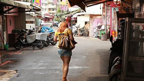 一位婦女走在萬華街頭
