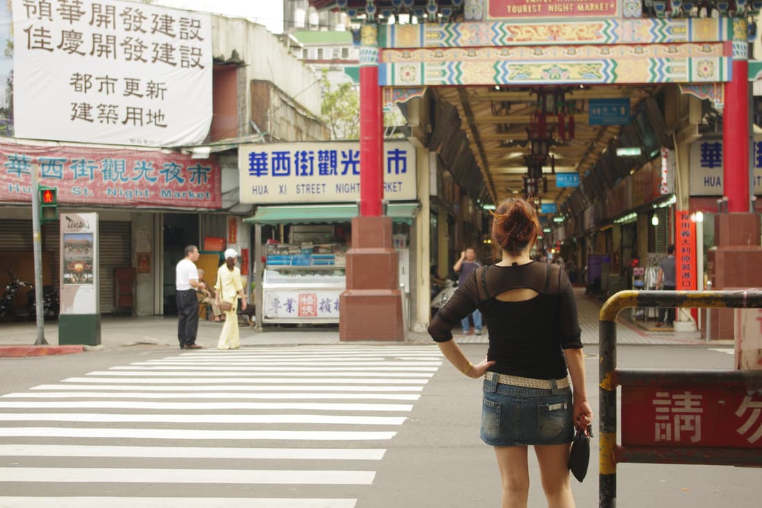 萬華華西街街頭,一位女子的背影走在街上